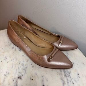 Naturalizer Flats Size 6M gold Leather
Shoes MAKE ME AN OFFER!